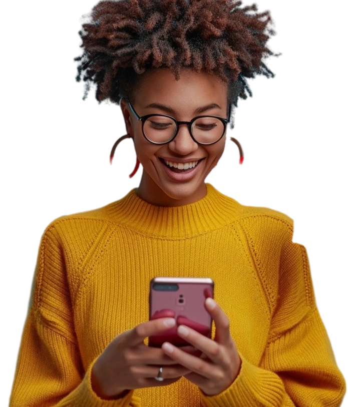 mulher sorrindo olhando para o celular